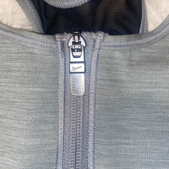 Zip front Nike sports bra size medium great condition gray with black mesh back - Picture 4 of 7